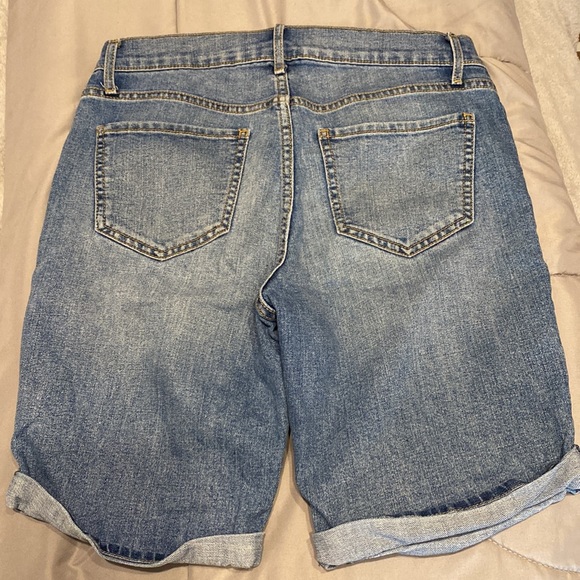 Old navy size 4 Jean shorts - Picture 4 of 4